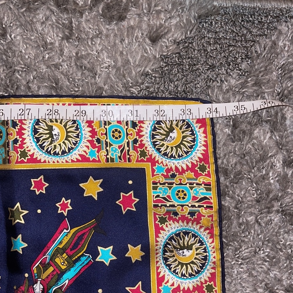 ♣️🃏CRISTIAN DIOR SILK SCARF 🧣 WITH A BEAUTIFUL SUN 🌞 DESIGN 🔈💮💙💛 - Picture 6 of 9